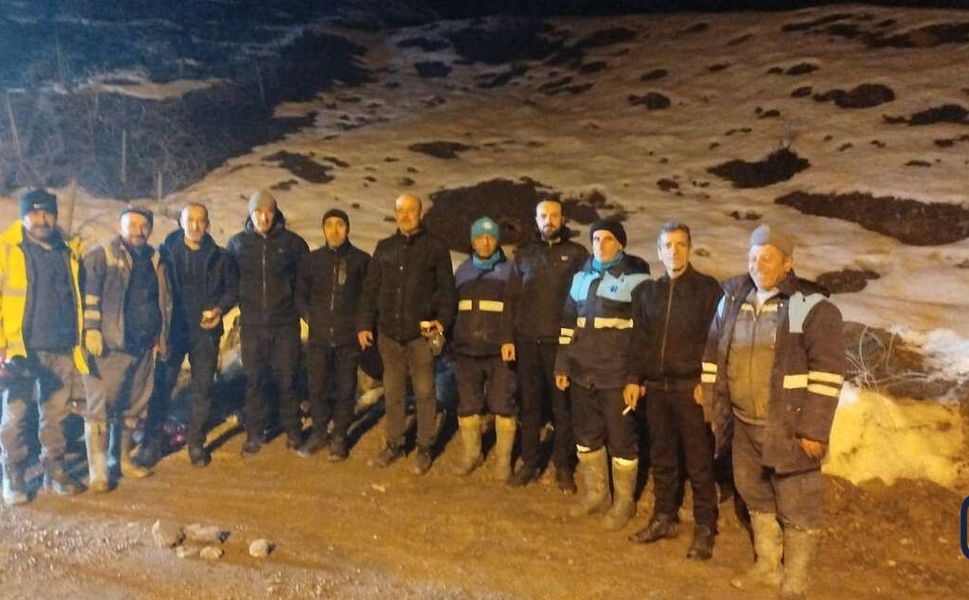 Belediye ekiplerinden gece yarısı su arızasına müdahale