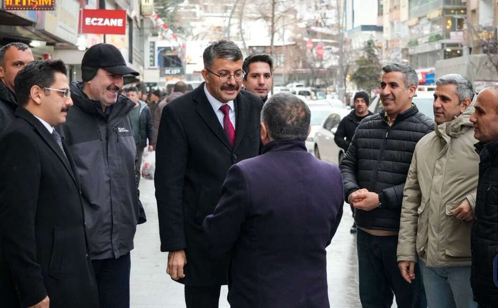 Vali Çelik sokağa indi: vatandaşların taleplerini dinledi