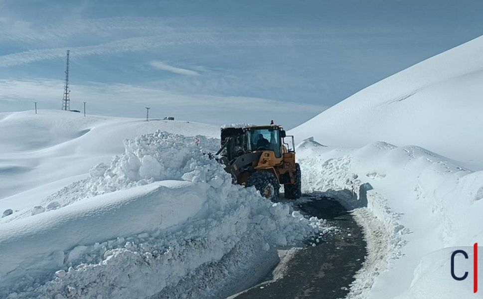 Hakkari İl Özel İdaresi'nden: 2.800 rakımda karla mücadele çalışması