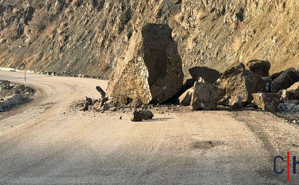 Hakkari-Van Karayolunda Kaya Düşmesi: Sürücüler Facianın Eşiğinden Döndü