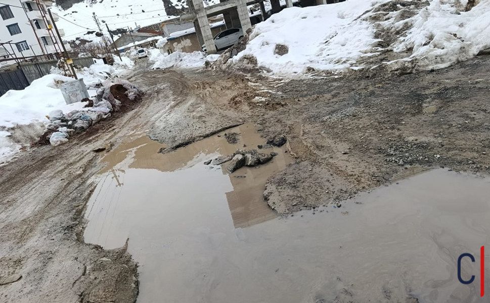 Hakkari’de Mahalle Yolu Çamur ve Çukurlarla Ulaşımı Felç Etti