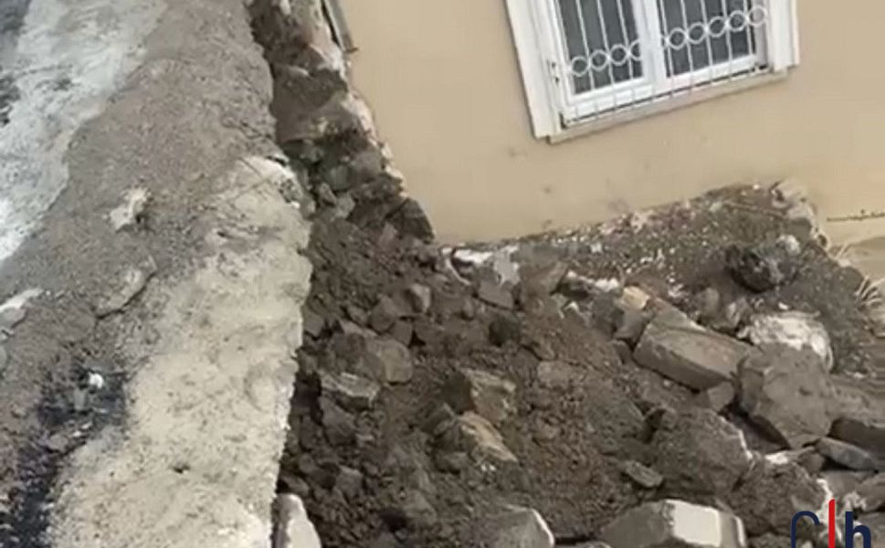 Hakkari’de 27 Yıllık İhmal: Gazi Mahallesi’nde Taş Perde Duvar Çöktü, Yol Askıda