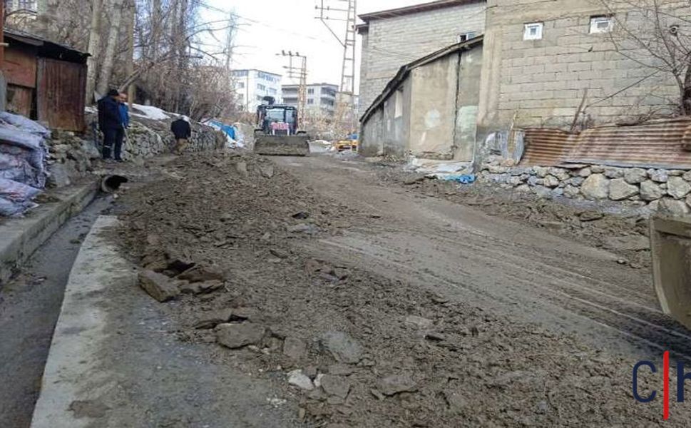 Hakkari Bağlar Mahallesi’nde Bozulan Yollar Onarılıyor