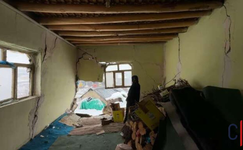 Hakkari'de yağışlar bir evin duvarının çökmesine yol açtı