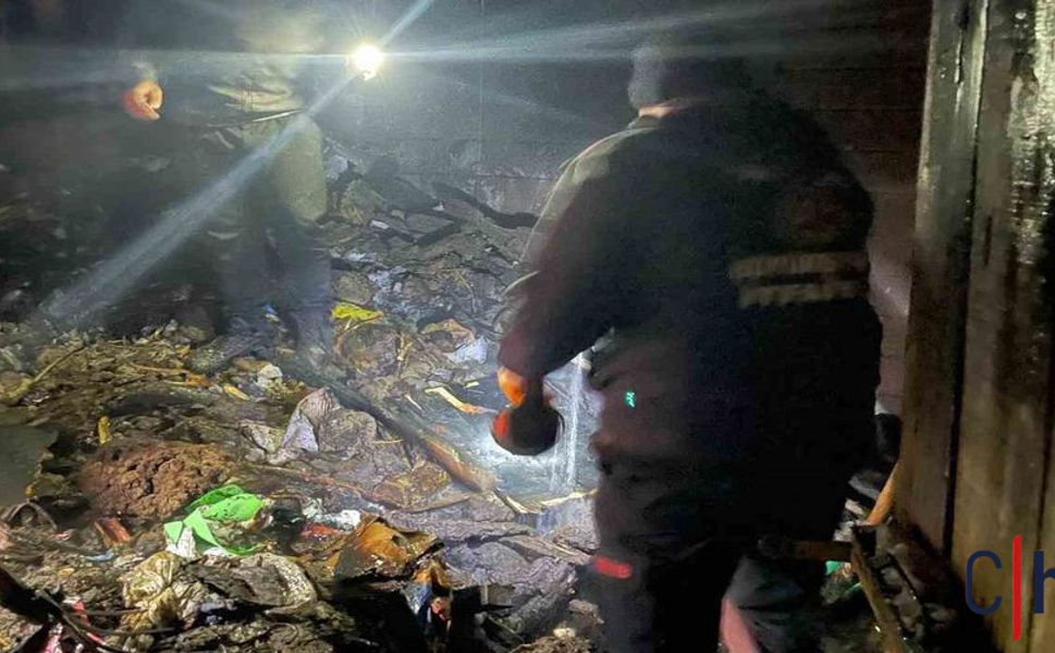 Korkutan yangın: Odunluk küle döndü!