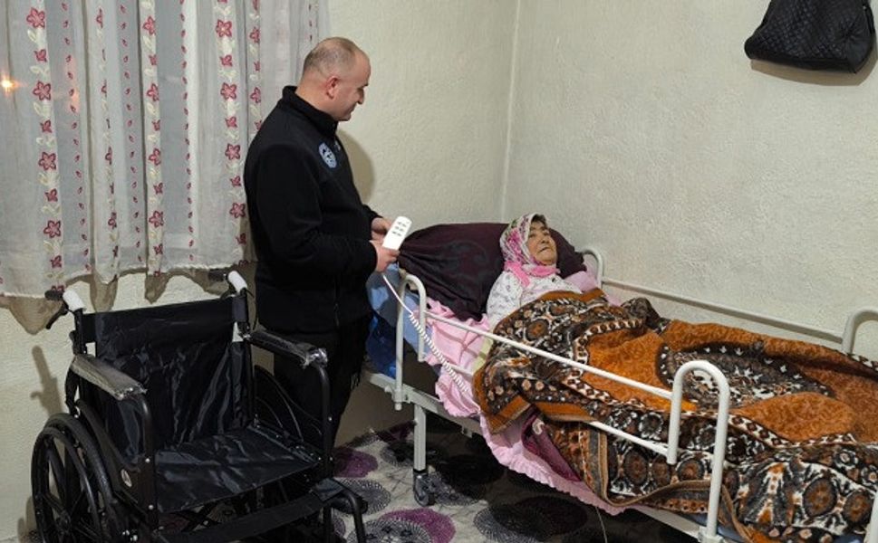 Başkan Aydoğdu'dan Yüksekova'daki Yatalak Hastaya Destek , Kızıla'ya Eleştiri