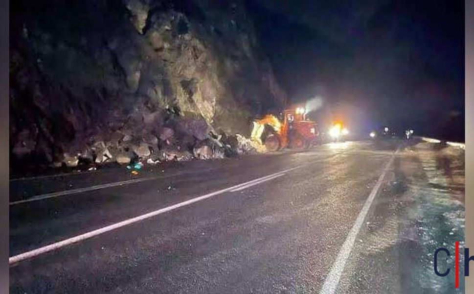 Yüksekova’da Kaya Düşmesi: Kara Yolu Ulaşıma Kapandı