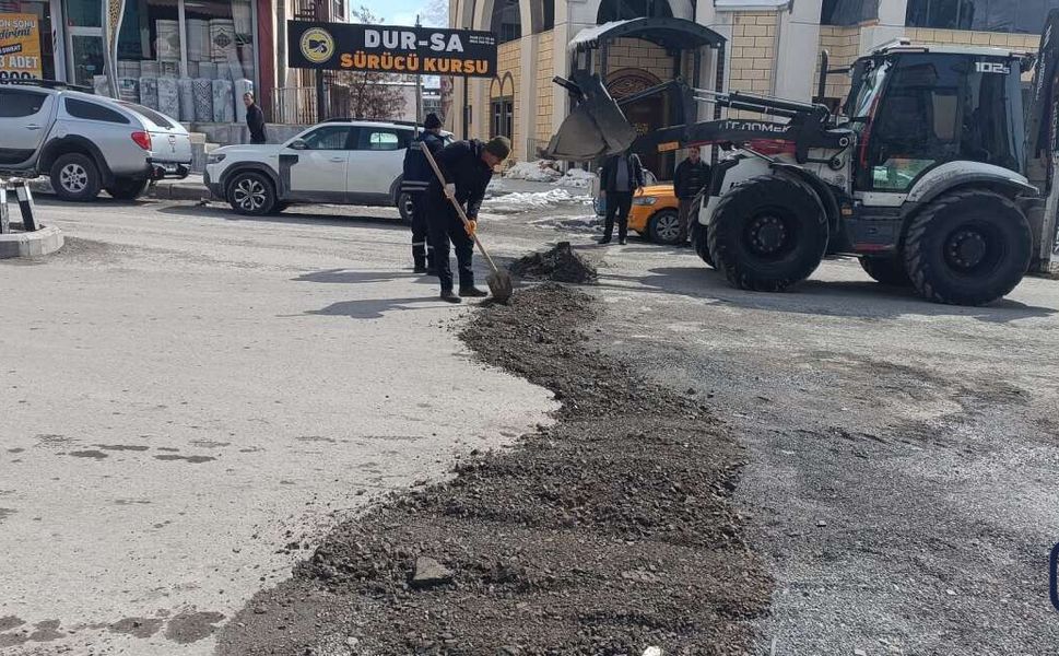 Hakkari Belediyesi Yağışların Ardından Hasarlı Yollara Müdahale Ediyor