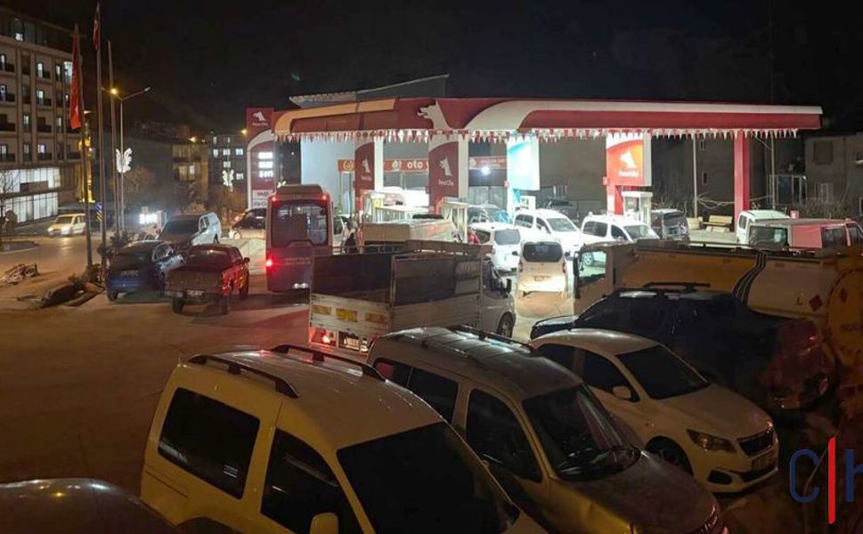 Zam Öncesi Hakkari’de Akaryakıt İstasyonlarında Uzun Kuyruklar