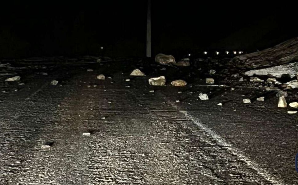 Şıne Mevkii’nde Kaya Düşmesi Sonucu Karayolu Kısa Süreliğine Kapandı