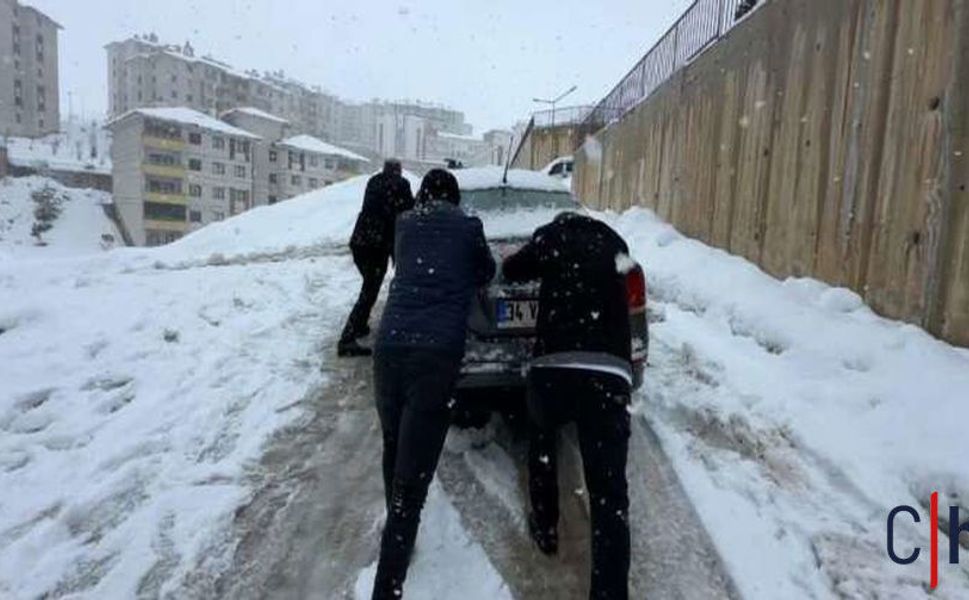 Hakkari'de Kar Sürücülere Zor Anlar Yaşattı