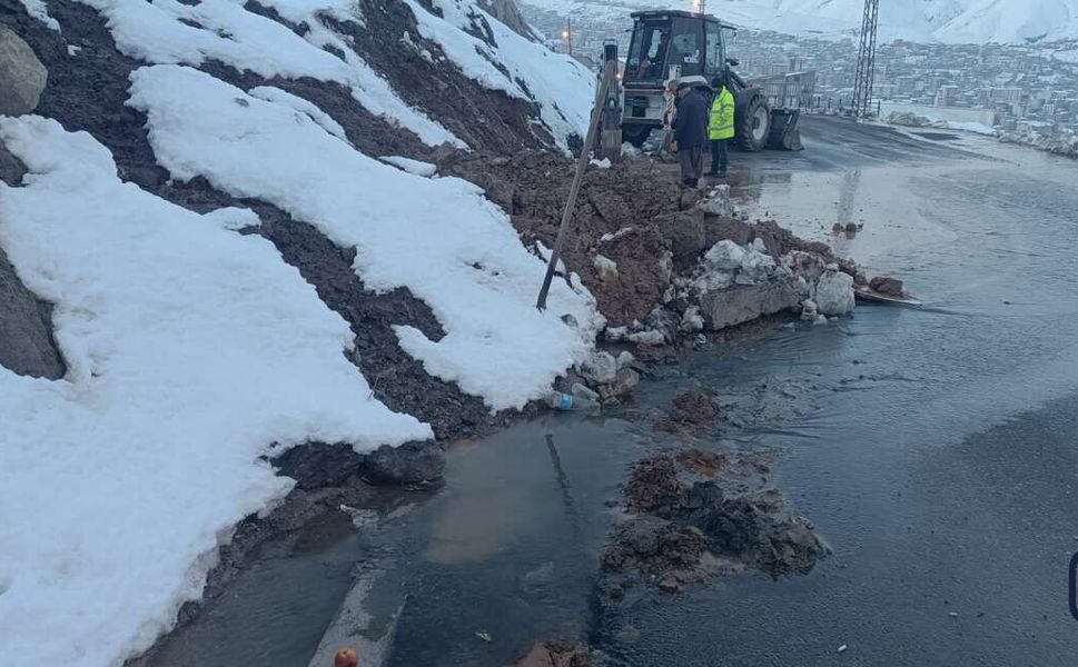 Hakkari’de Kar Alarmı: Tıkanan Yağmur Kanalları Tek Tek Açılıyor