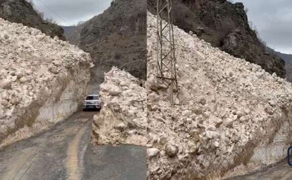 Hakkari’de Ceylanlı Köyü Yoluna 5 Noktada Çığ Düştü