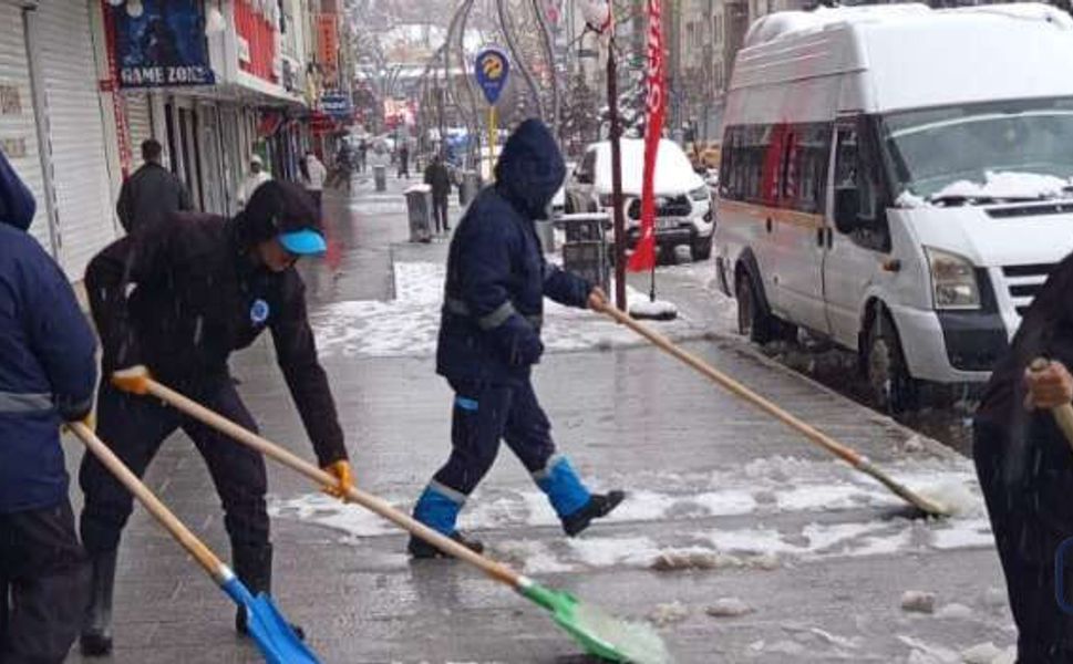 Hakkari’de Kürekli Kar Timleri Seferber Oldu