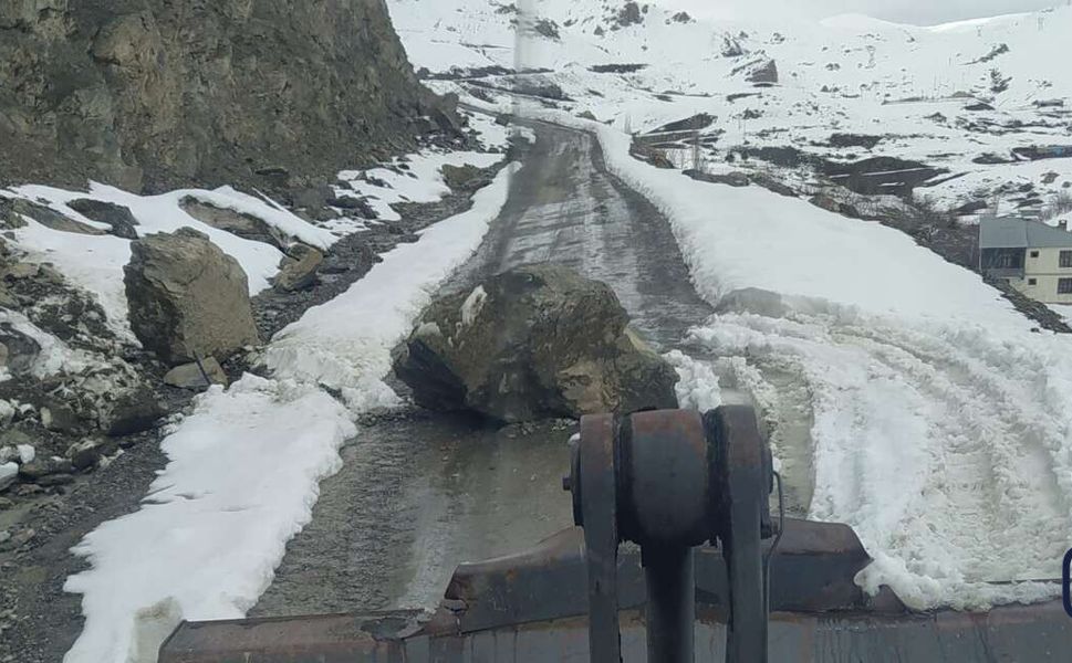 Hakkari’de Yayla Yoluna Düşen Kayalar Temizlendi