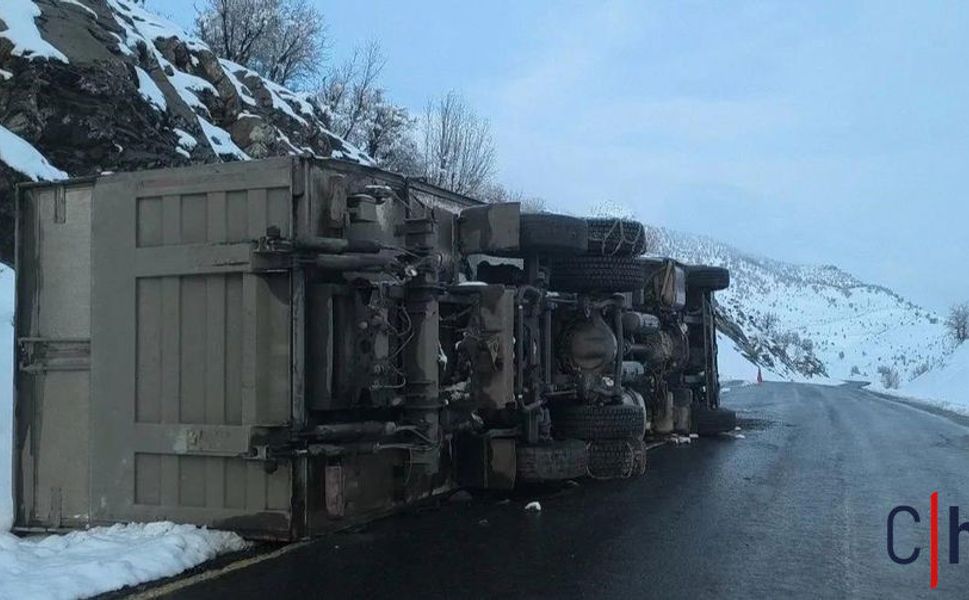 Kontrolden Çıkan Araç Devrildi, 2 Kişi Yaralandı