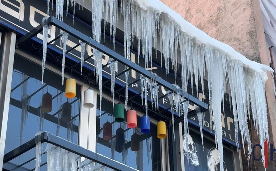 Hakkari'de dondurucu soğuklar: Çatılarda 1 metrelik buz sarkıtları oluştu