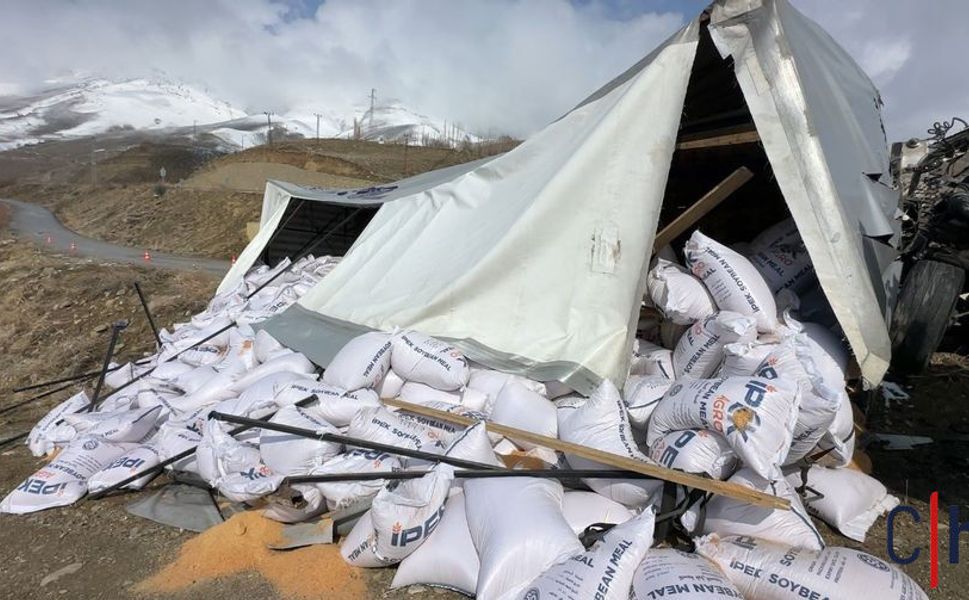 Hakkari'de Gizli Buzlanma Tırı Şarampole Yuvarladı