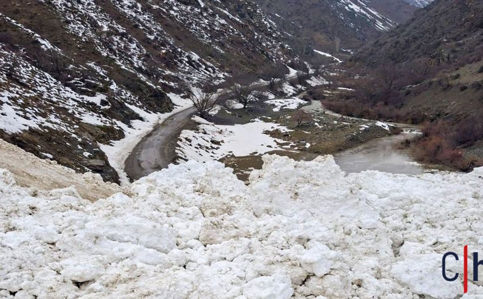 Çığ düştü: 1 mahalle ve 8 mezra ulaşıma kapandı