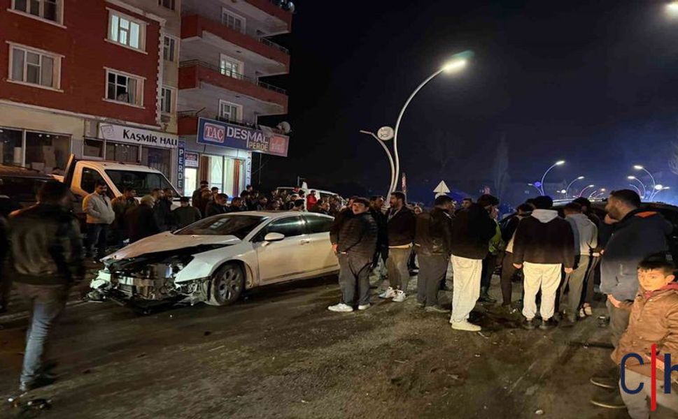 Otomobil ile Kamyonet Kafa Kafaya Çarpıştı: 2 Yaralı