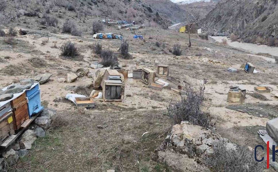 Hakkâri’de Sel Felaketi: 150 Arılı Kovan Sulara Kapıldı