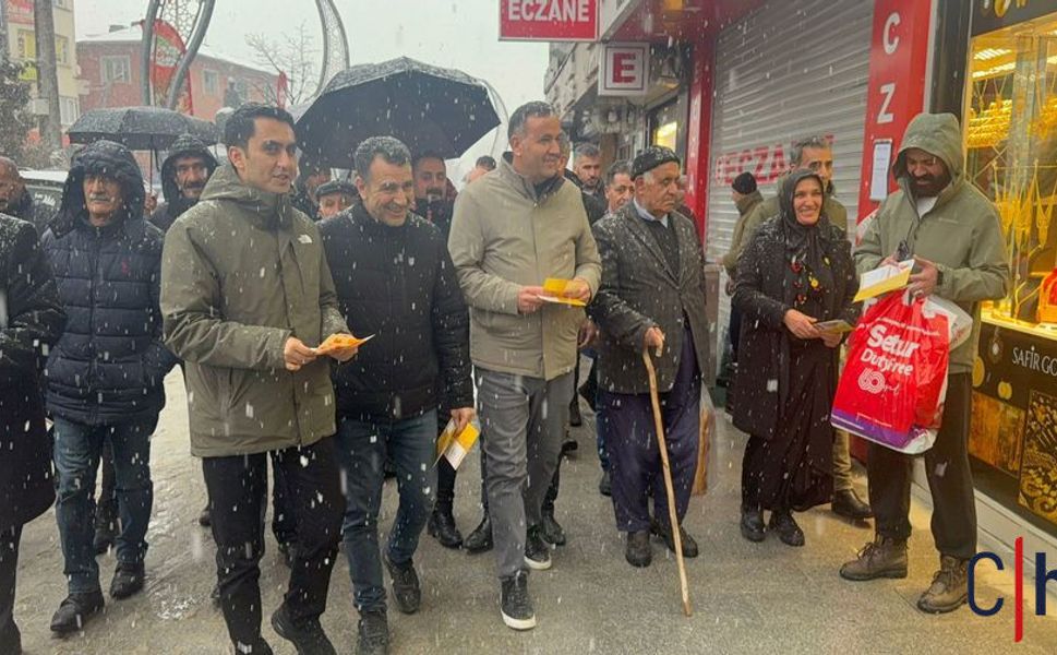 Vezir Parlak ve parti yöneticileri Newroz için çarşıda davet turunda