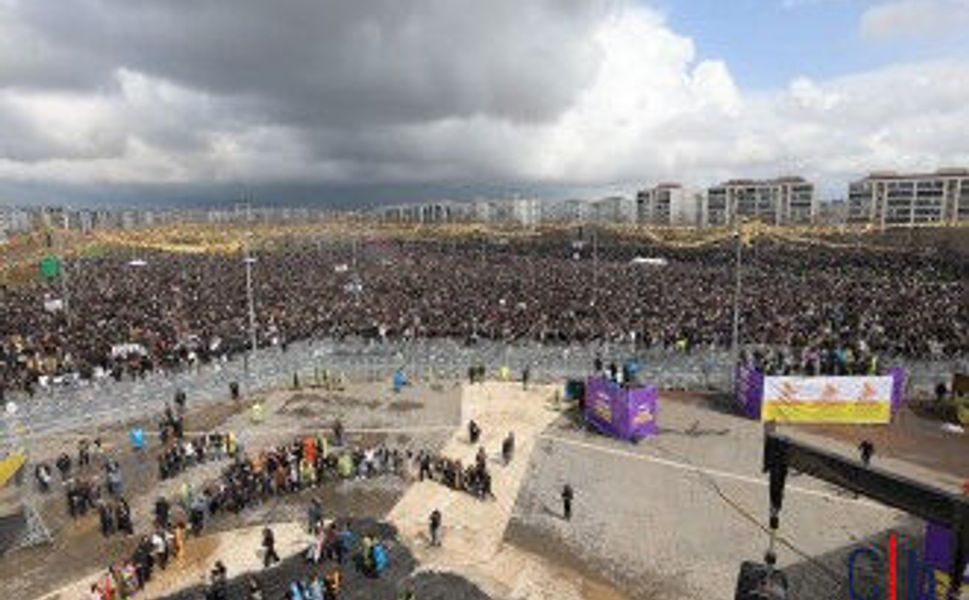 CANLI YAYIN.. Amed’de Newroz Coşkusu: “Özgürlük ve Demokratik Birlik” Mesajı