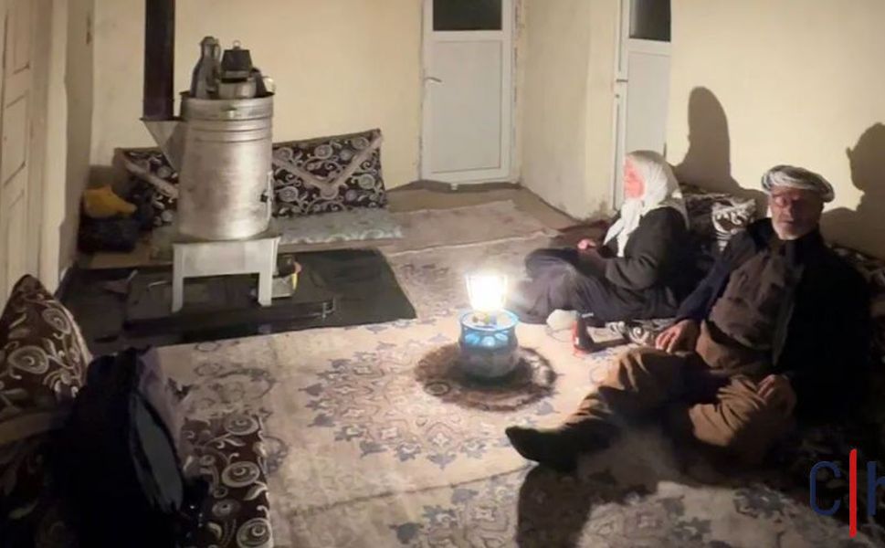 Hakkari'de 75 Yaşındaki Çift Elektriksiz Kaldı: “Bu Yaşta Löküz Işığında Oturuyoruz”