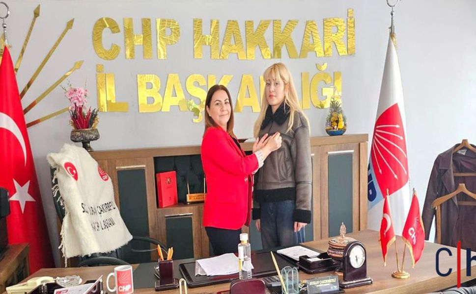 CHP Hakkâri İl Başkanlığı’nda Genç Üyeye Rozet Takıldı