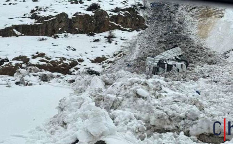 Çığ Felaketi: Tır Çığın Altında Kaldı, Sürücü Ağır Yaralı