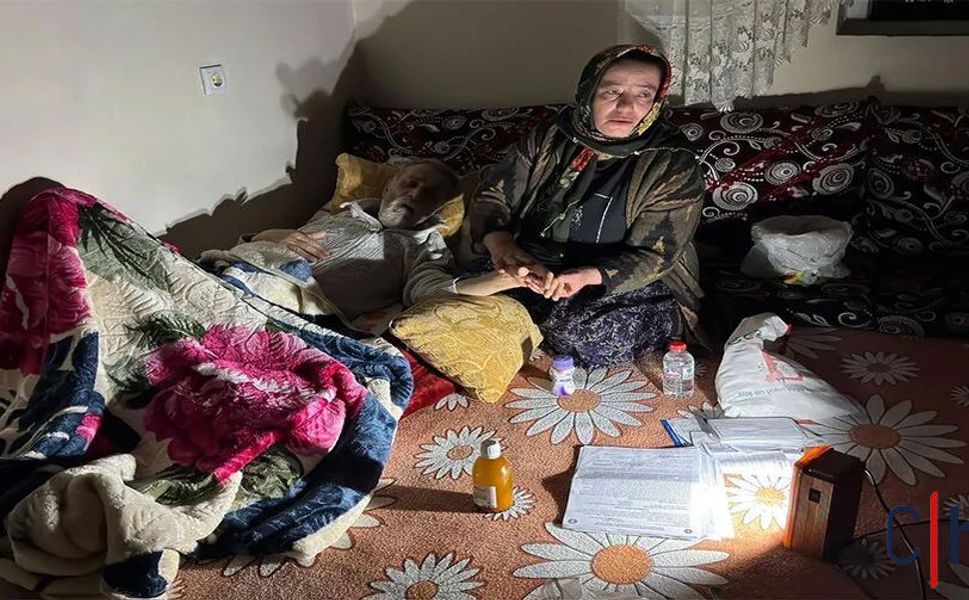 Elektrik Yok, Su Yok: Hakkari'de Kanser Hastası Eşine Bakan Kadının Feryadı