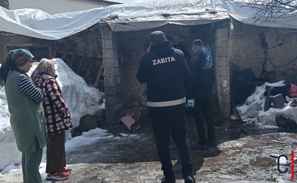 Hakkari’de Toprak Damlı Ev Çöktü: 4 Kişilik Bor Ailesi Açıkta Kaldı