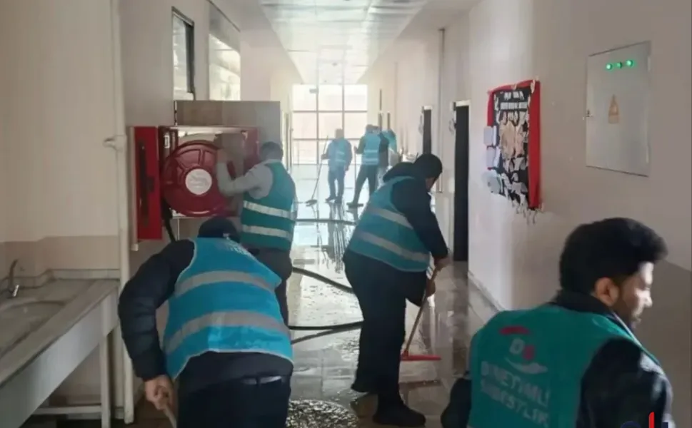 Hakkari'de örnek dayanışma: Yükümlüler okulu baştan sona yeniledi