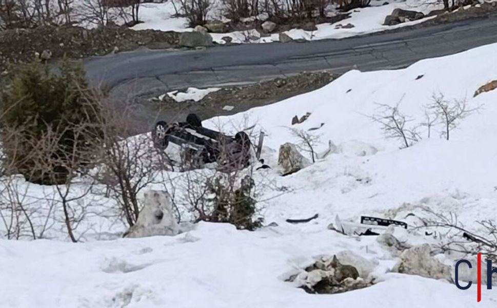 Hakkari'de Kaya Parçası Faciası: Araç Şarampole Uçtu, 2 Yaralı
