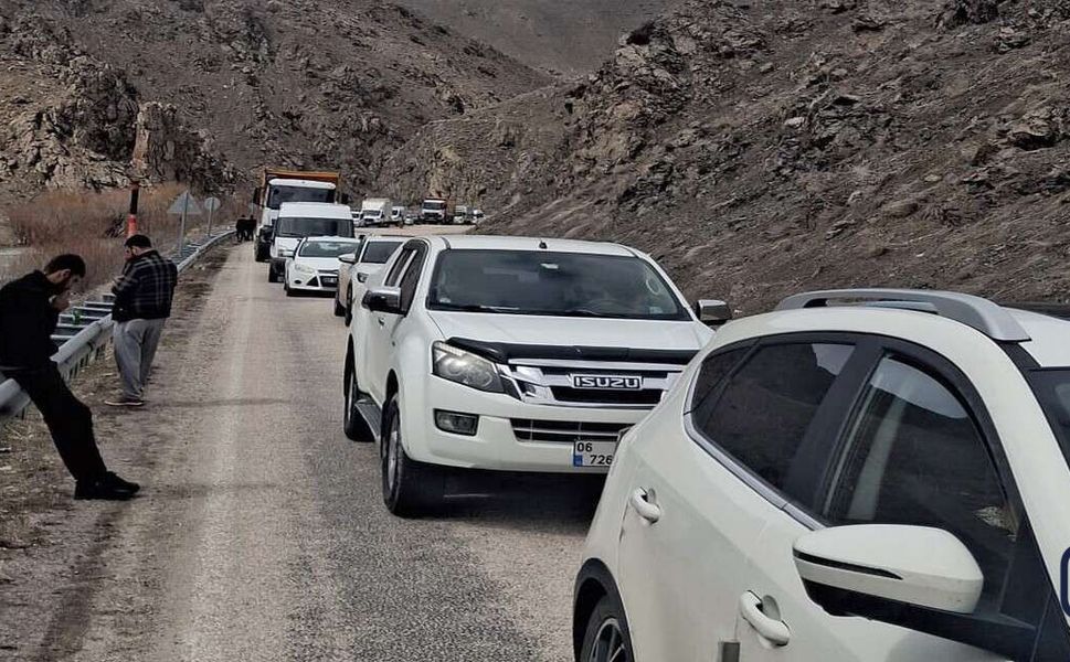 Hakkâri–Yüksekova Karayolu’nda Ulaşım Kontrollü Sağlanıyor