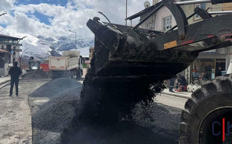 Hakkari’de Asfalt Yama Çalışmaları Hız Kazandı