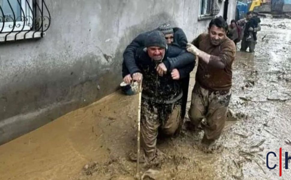 Dere Taştı: Evleri Su Bastı, 50 Hayvan Telef Oldu