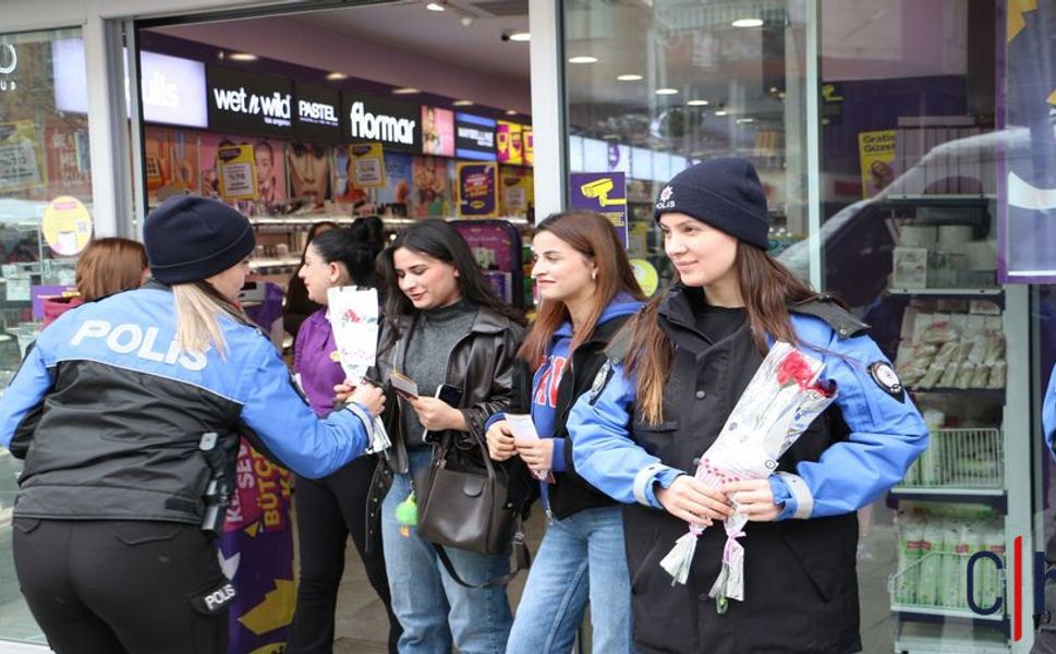 Hakkâri Emniyetinden 8 Mart’ta KADES Bilgilendirmesi ve Karanfil Dağıtımı