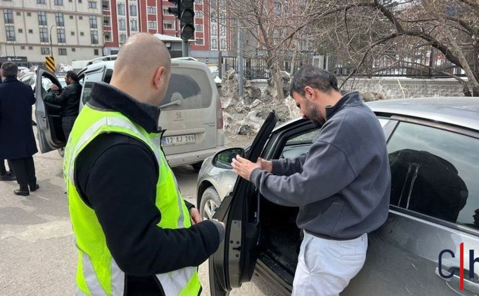 Hakkari'de Araçlarda Cam Filmi Denetimi