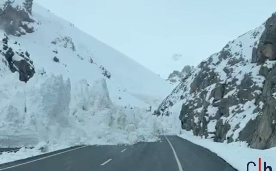 Güzeldere Tüneli Yakınında Çığ: Hakkâri-Van Yolu Yarına Kadar Kapatıldı