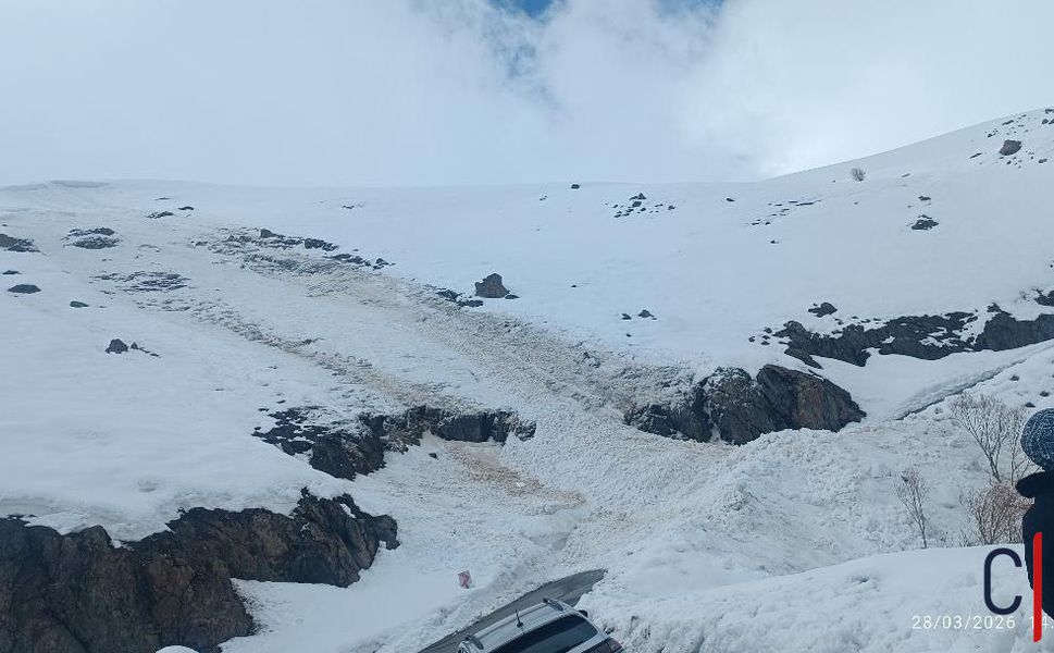 Hakkari Kayak Merkezi Yoluna Çığ Düştü: Yol Yeniden Ulaşıma Açıldı