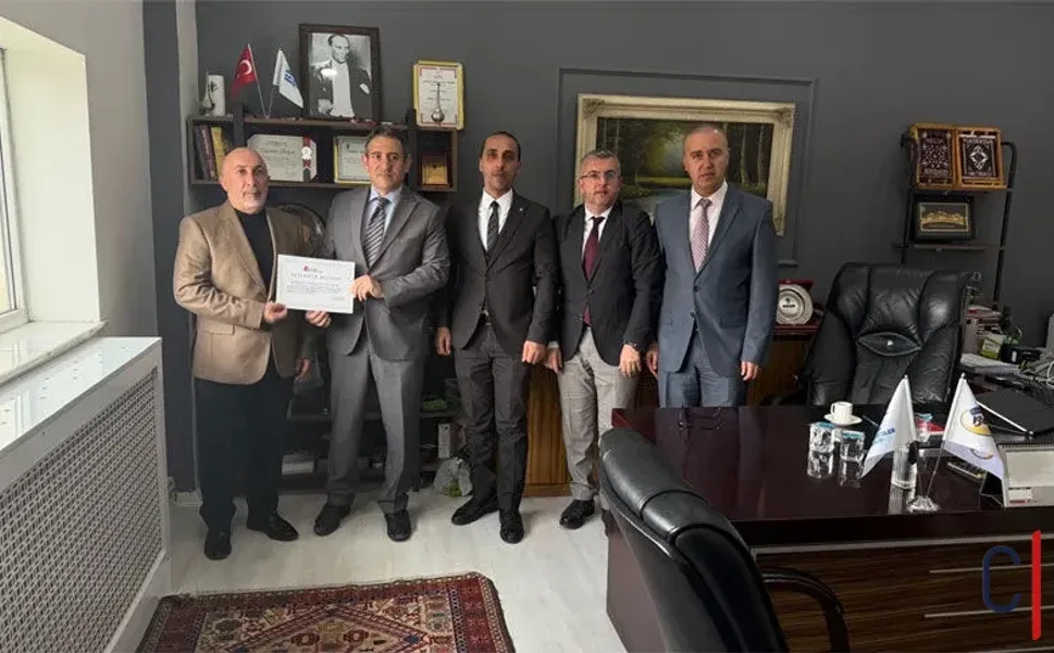 Hakkari'de Kayıtlı Ekonomiye Katkı Sunan İş İnsanı Ödüllendirildi