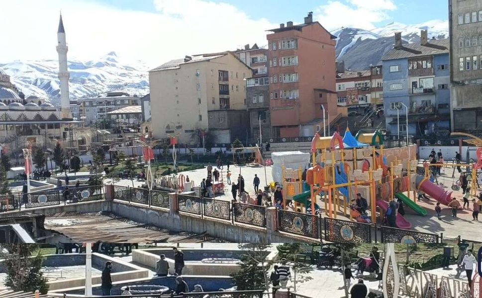 Hakkari’de Güneş Yüzünü Gösterdi, Kent Park Dolup Taştı