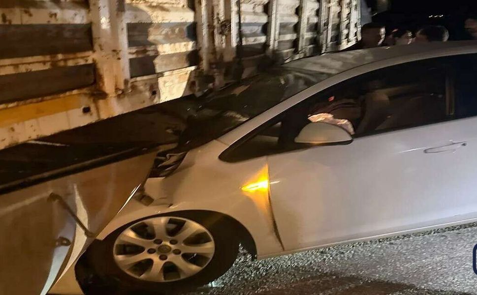 Yüksekova’da Korkutan Kaza: Tırın Altına Giren Otomobilde 2 Yaralı