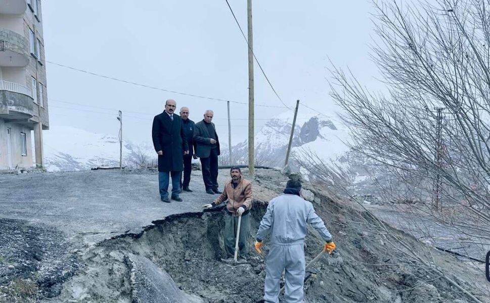 Hakkari’de Yağış Sonrası Alarm: Heyelanlar ve Çöken Yollar İçin Seferberlik