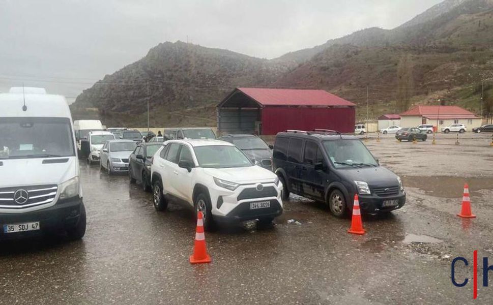 Çukurca Sınır Kapısında “Sistem Yok” Denildi, Araçlar Yolda Kaldı