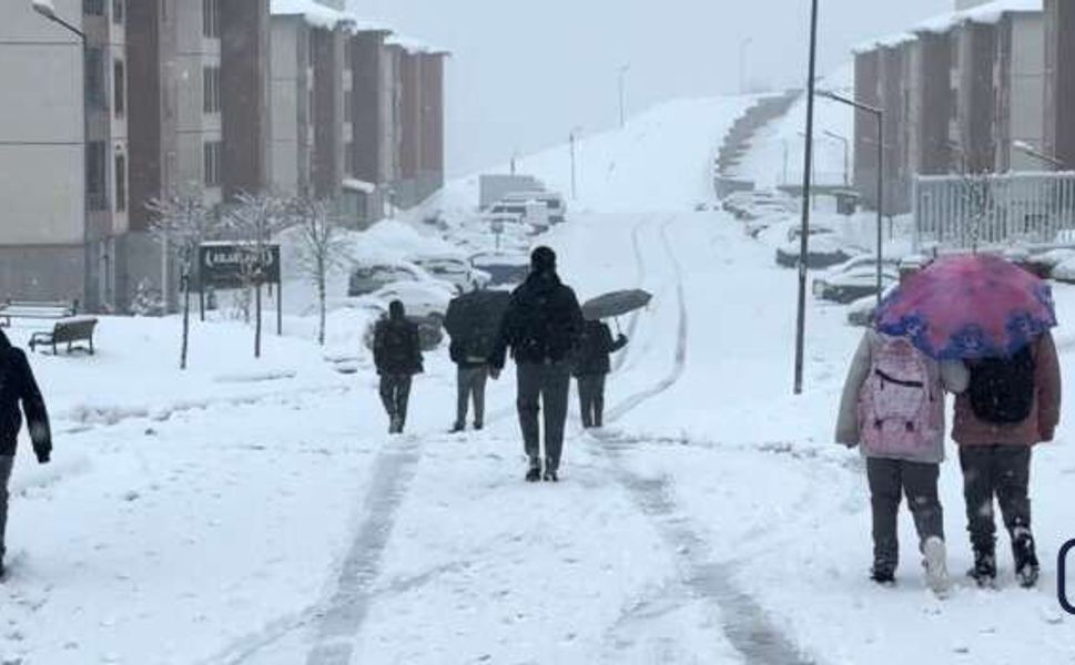 Nisan Ortasında Kış Geri Döndü: Yüksekova Beyaza Büründü