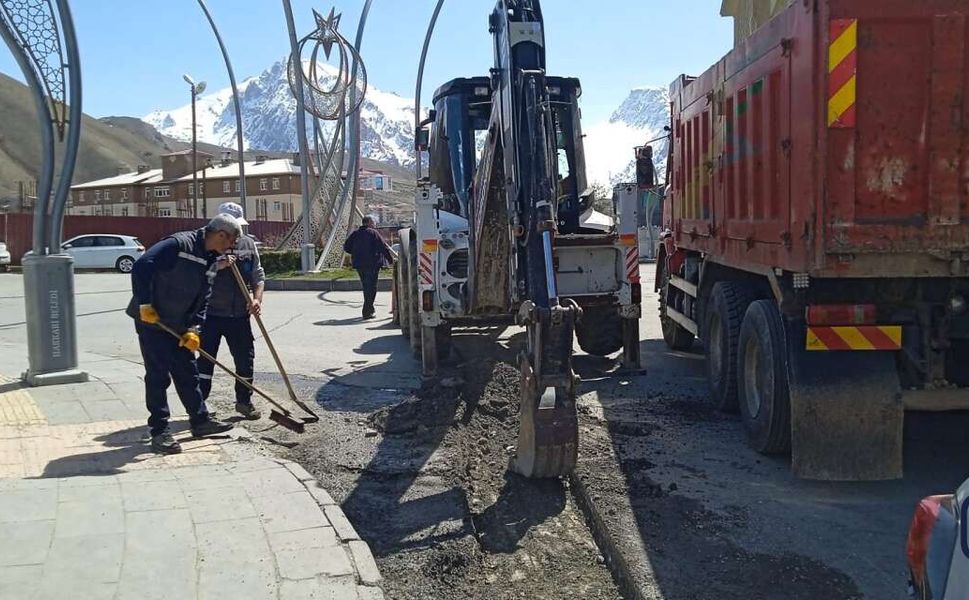 Hakkari’de yol bakım ve onarım çalışmaları sürüyor