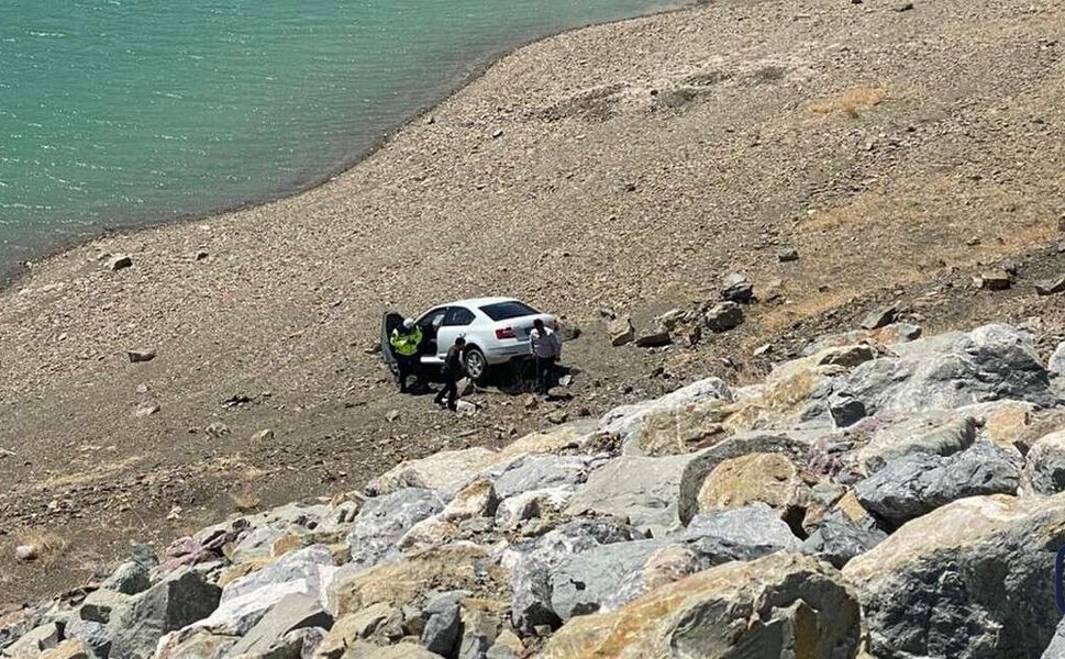 Zernek Barajı Mevkiinde Kaza: Araç Yoldan Çıktı, Sürücü Yaralandı