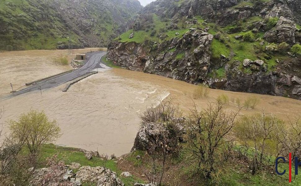 Sağanak Köy Yolunu Kapattı, Araçlar Mahsur Kaldı